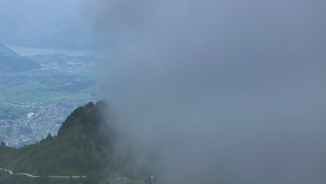 una profunda niebla gris desciende sobre la estación de esquí de kitzsteinhorn y los alpes austríacos