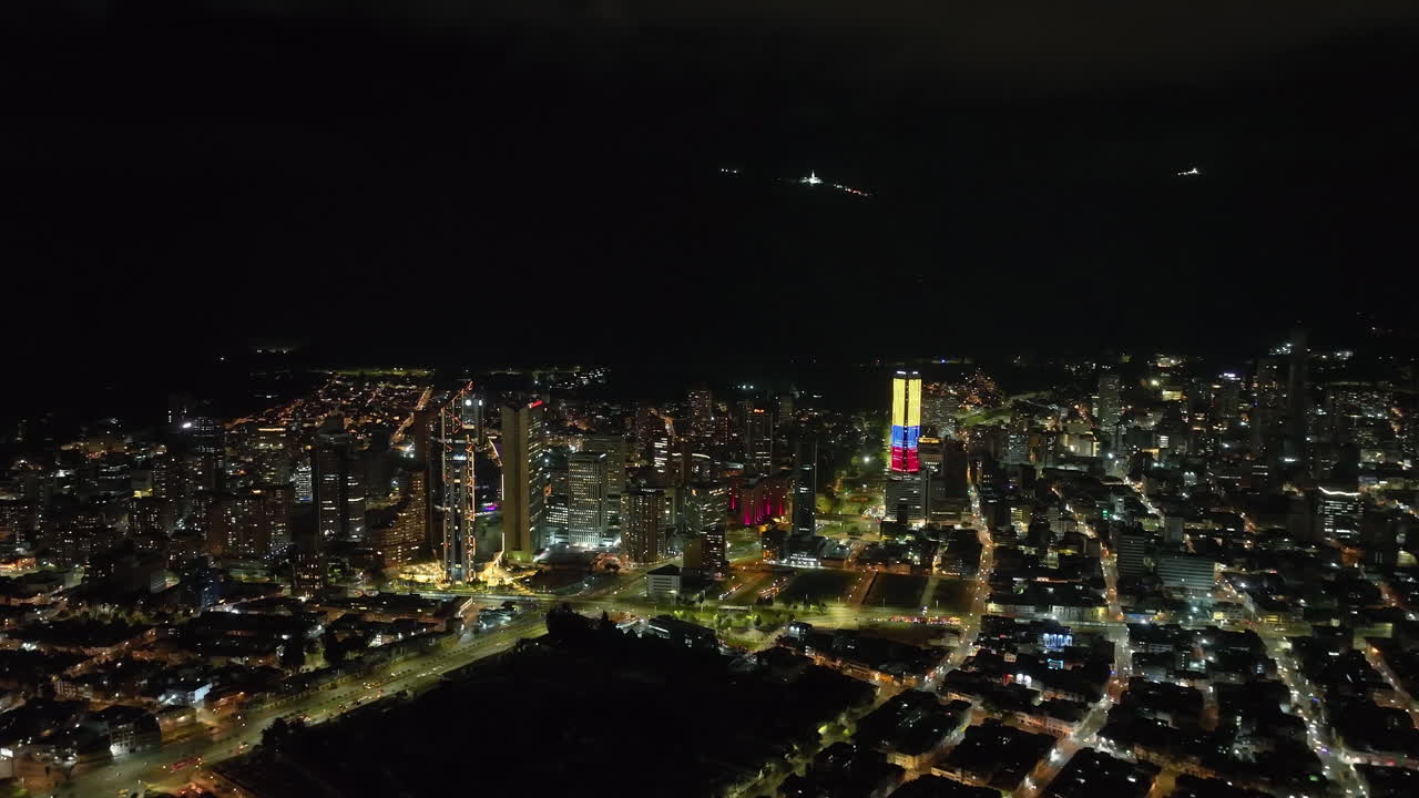 drone dando vueltas en el vibrante horizonte de la ciudad de bogotá, por la noche en colombia