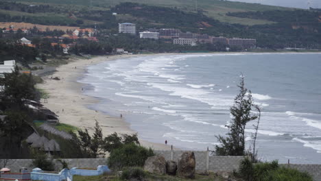 área-De-Arena-Que-Disminuye-Rápidamente-De-La-Playa-De-Malibu-En-Mui-Ne,-Vietnam,-Vista-Estática-A-Distancia