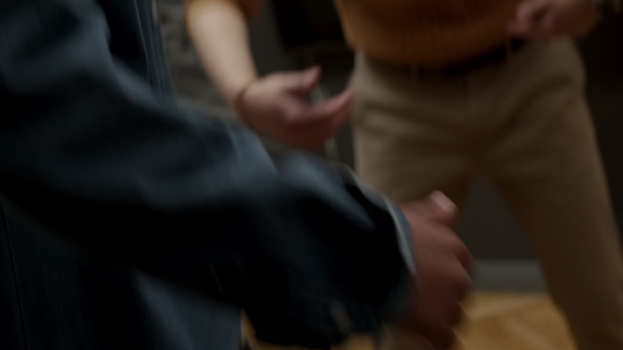 친구들이 함께 축하하는 것