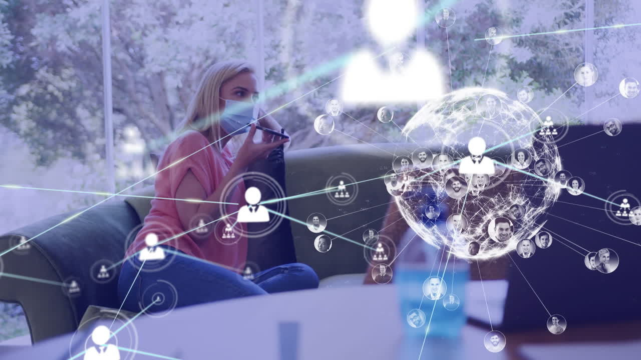 스마트폰을 사용하여 얼굴 마스크를 쓴 백인 여성 위에 미디어 아이콘의 애니메이션