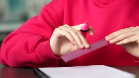 persona que estudia con el marcador rosado