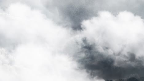 一場雷暴在黑暗天空的白雲後面發生