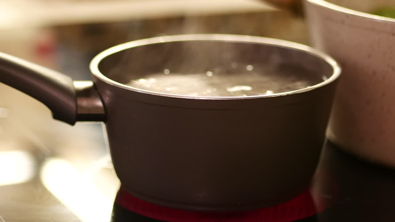 agua hirviendo en una sartén