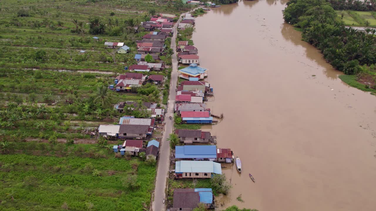 Vivace mercato galleggiante a Banjarmasin all'alba, brulicante di attività fluviale