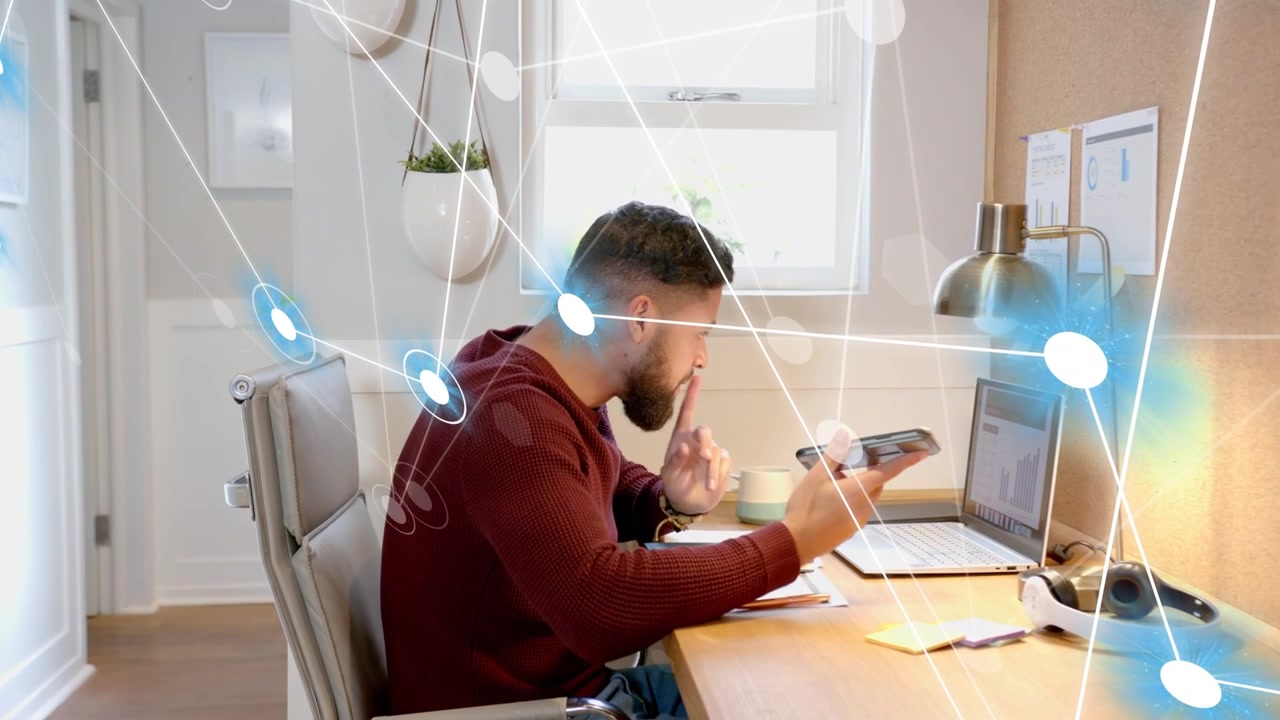 Professionista remoto che prende lo smartphone e controlla il telefono per lavoro tech, con un overlay di rete che risponde al telefono.
