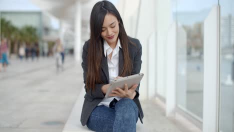 Mujer-Joven-Con-Estilo-Usando-Su-Tablet-pc