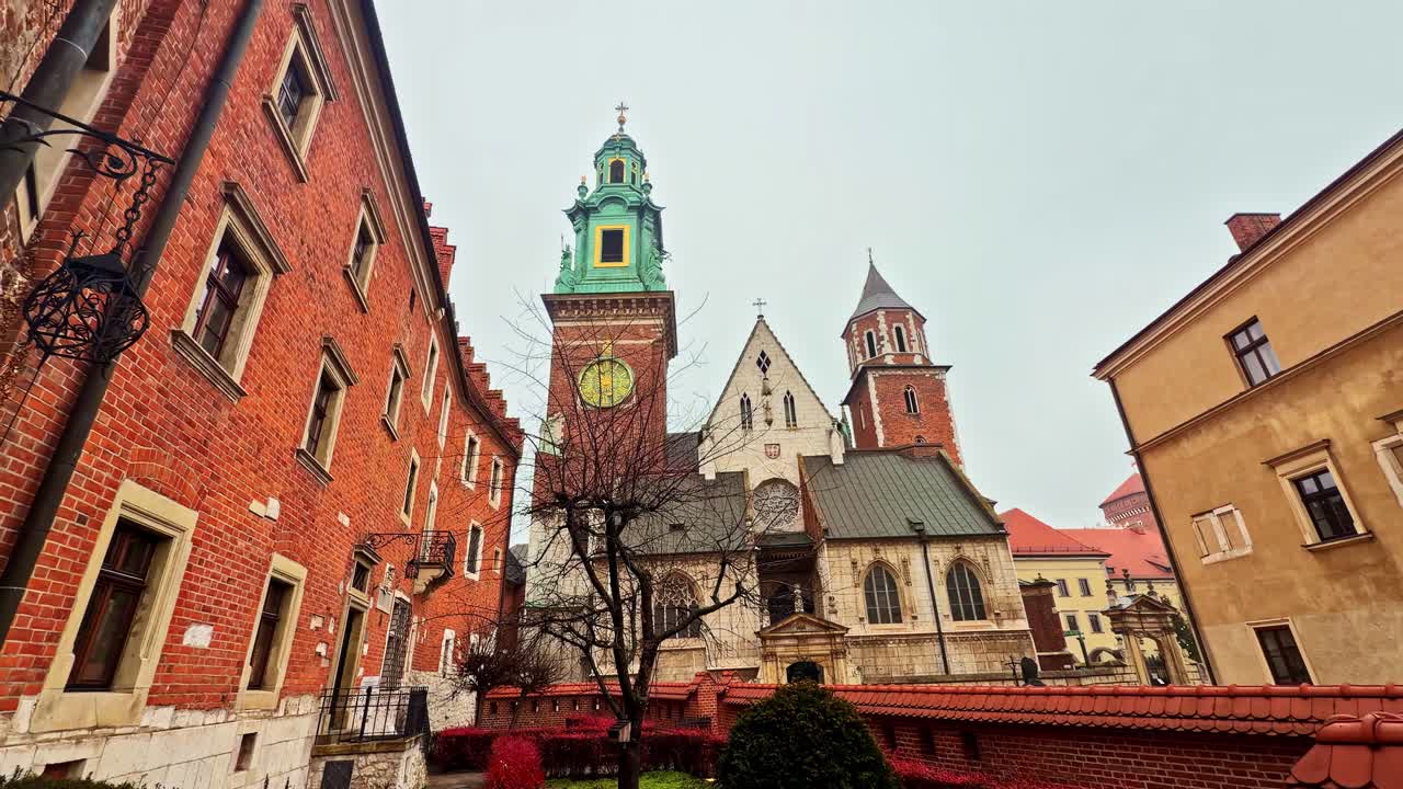 Parapet z cegły na dachu Zamku Królewskiego na Wawelu w Krakowie, Polska, z wieżami katedry we mgle – idealny do podróży, historii i architektury (redakcyjny)