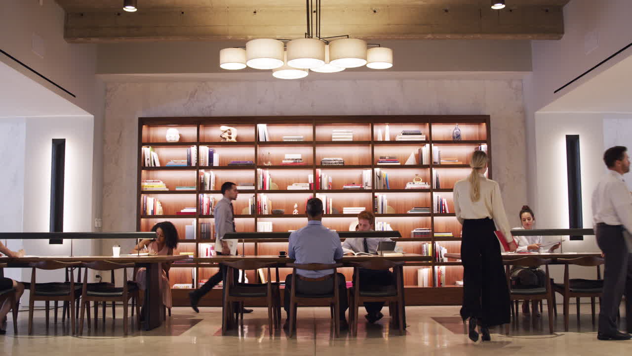 바쁜 오픈 플랜 작업 영역에서 일하는 비즈니스 동료