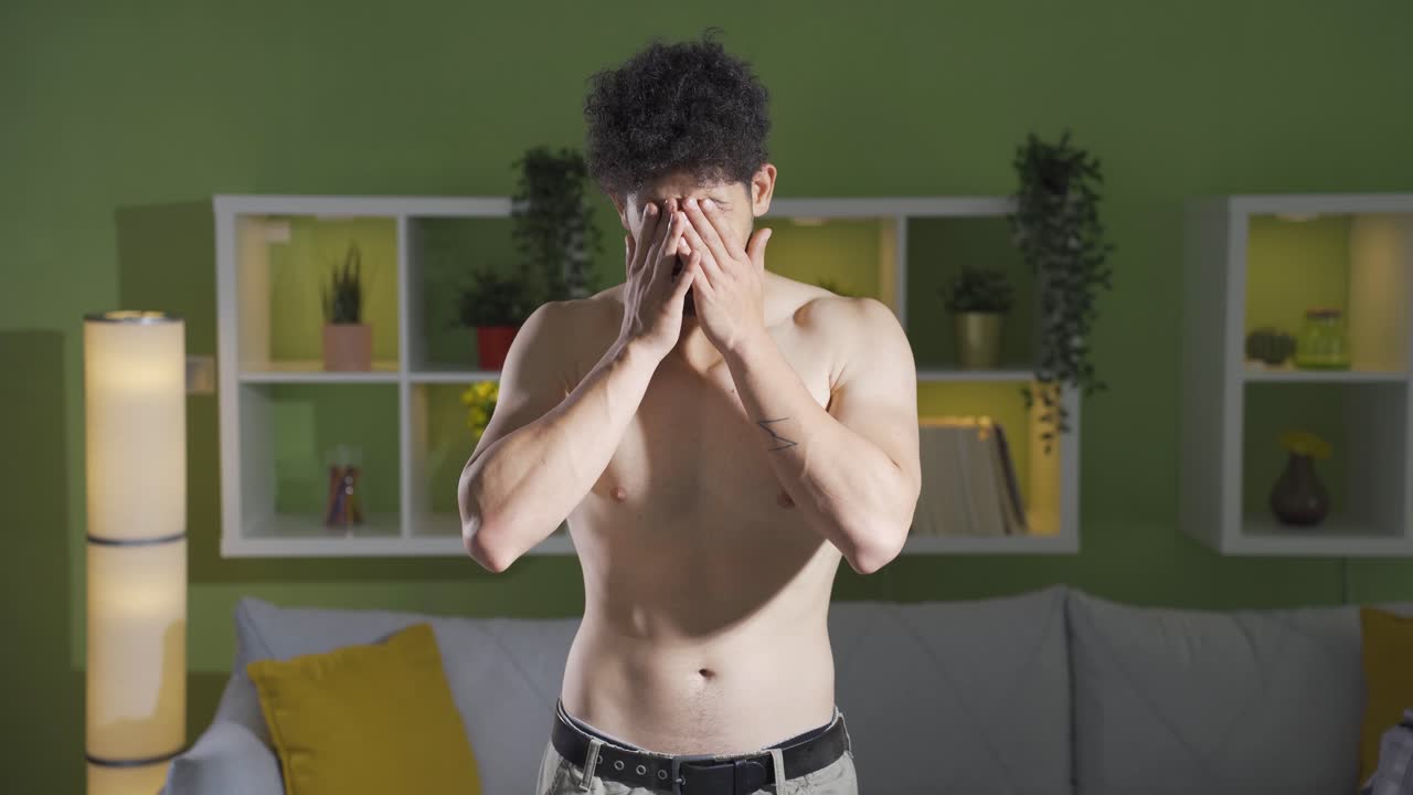 곤란하고 슬픈 젊은이의 초상화입니다.