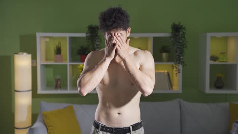 retrato de un joven preocupado y triste.