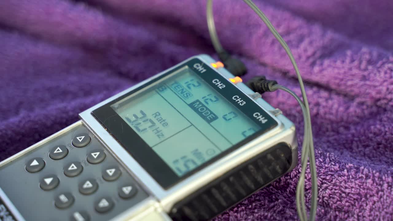 un primer plano de un dispositivo de fisioterapia gris y negro