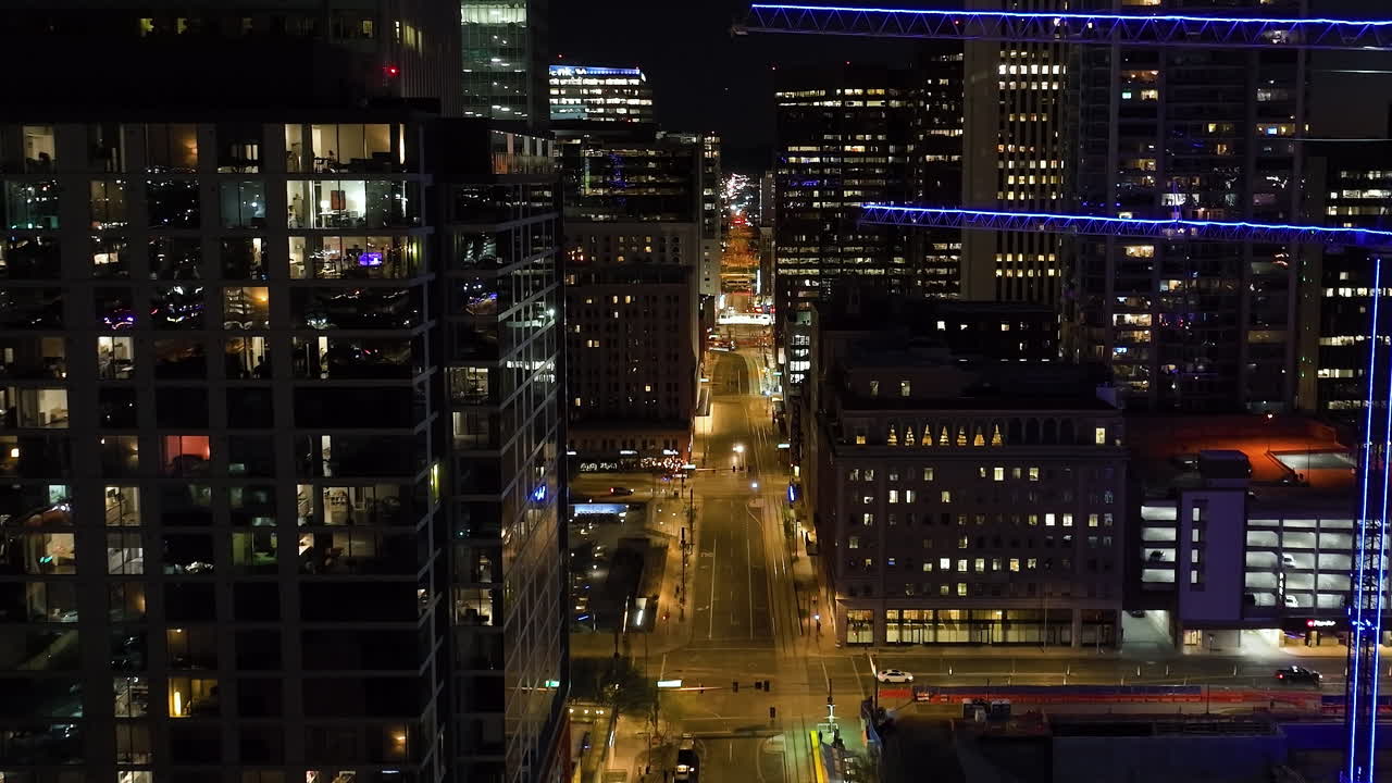 vista aérea sobre el tráfico en calles iluminadas, noche en el centro de phoenix, estados unidos