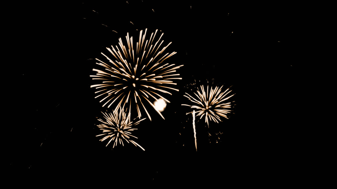 Vivace spettacolo di fuochi d'artificio dorati, overlay animato, video 4K trasparente, canale alfa, ProRes 4444