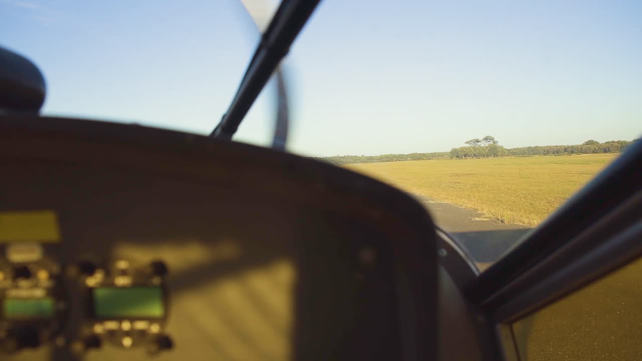 vista de la cabina de mando en un avión que va por la pista de aterrizaje a punto de partir y despegar del aeropuerto de destino caliente