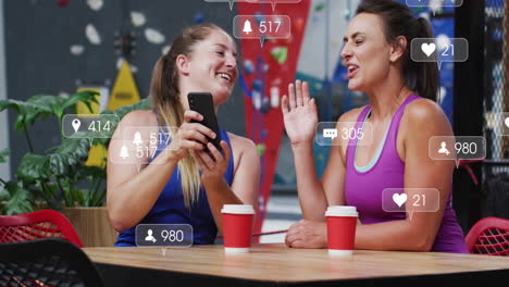 Animation-Der-Social-Media-Datenverarbeitung-über-Kaukasische-Frauen-In-Sportbekleidung-Mithilfe-Eines-Smartphones