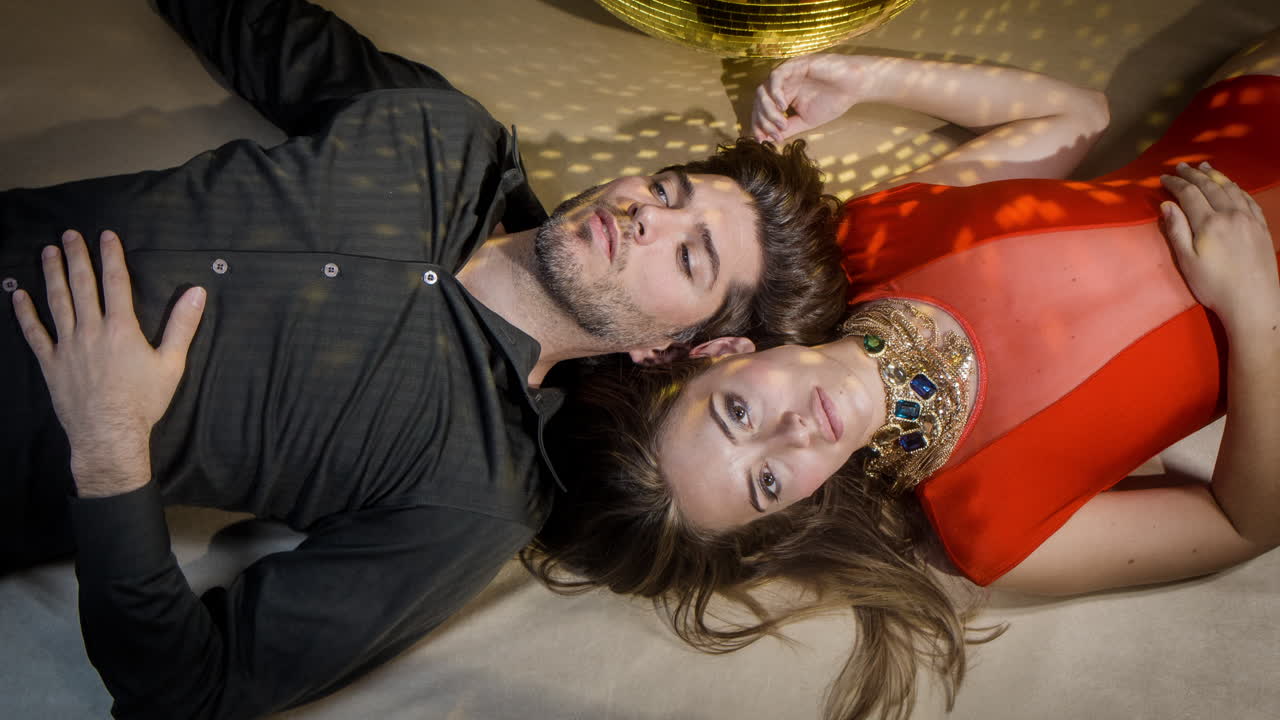 мужчина и женщина на полу 4k 27