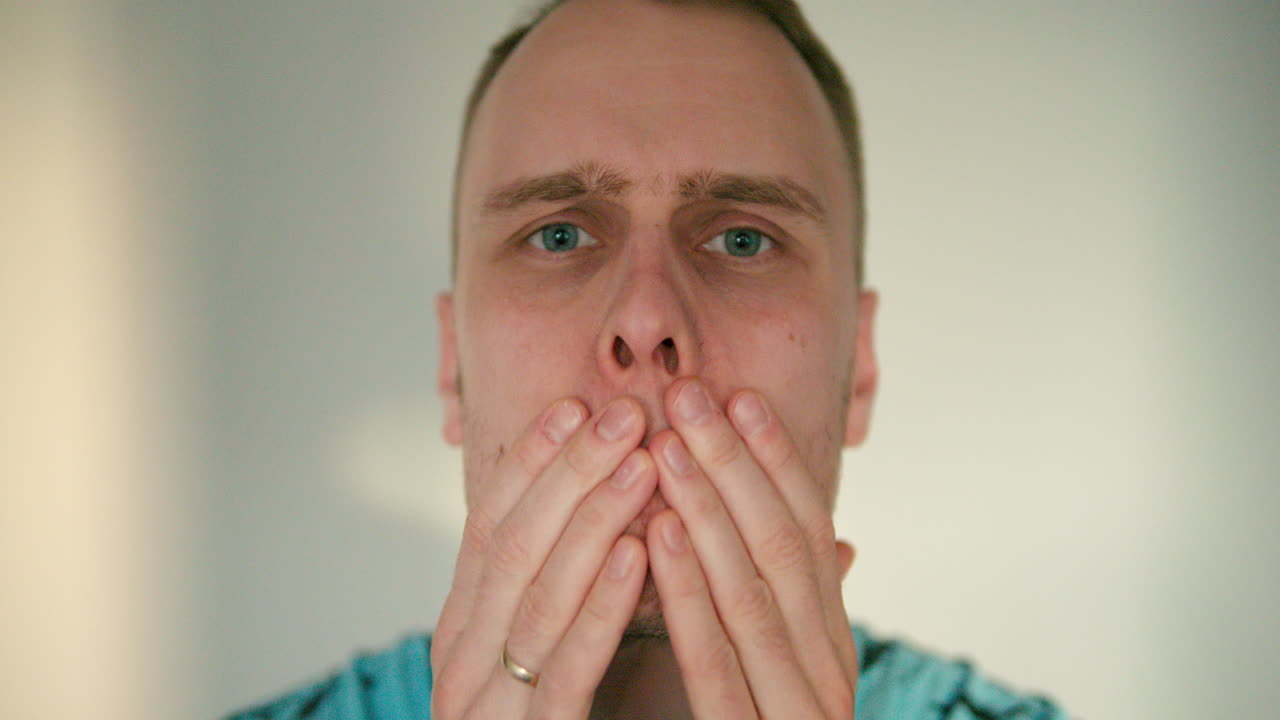 primer plano de la cara del hombre frotando sus mejillas en cámara lenta