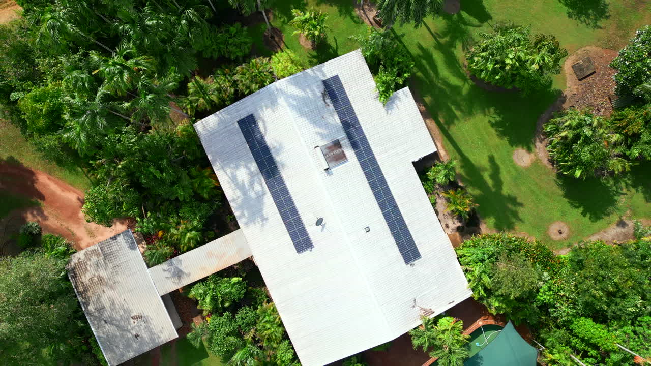 dron aéreo de finca tropical rural con paneles solares y palmeras, exterior de arriba hacia abajo ascender