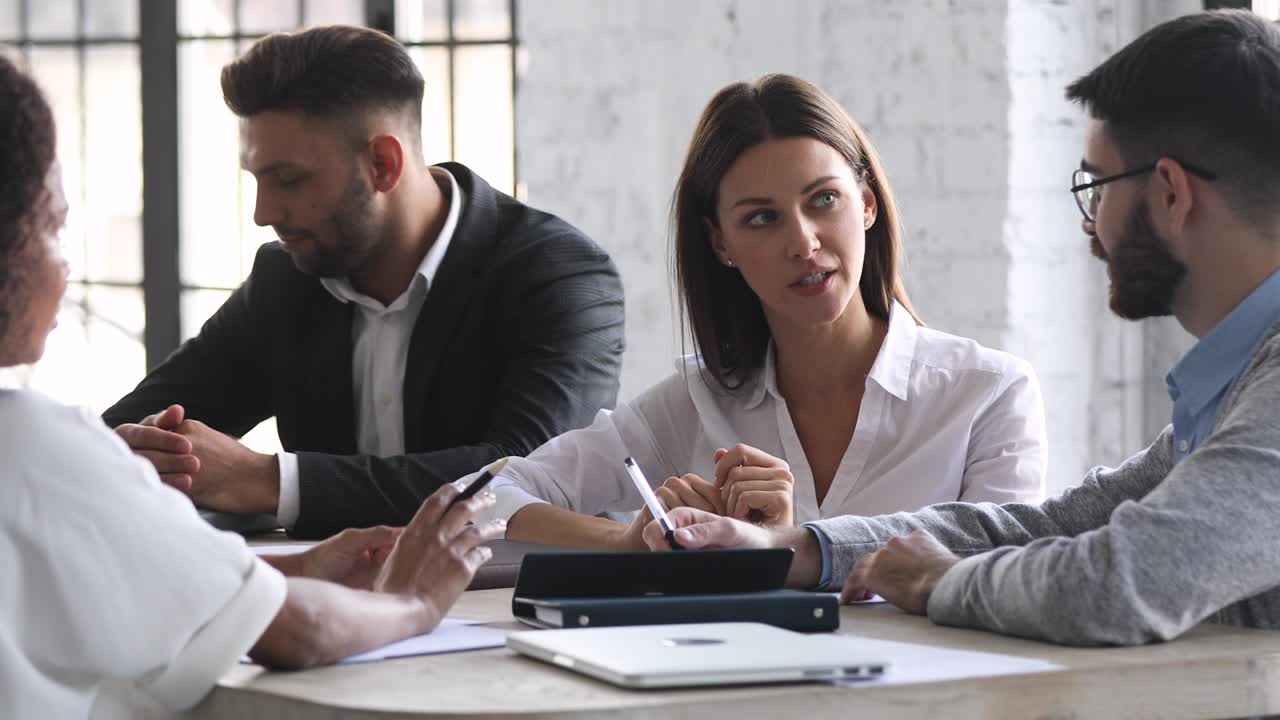 joven mujer de negocios consultora de clientes socios sentados en la mesa de conferencias
