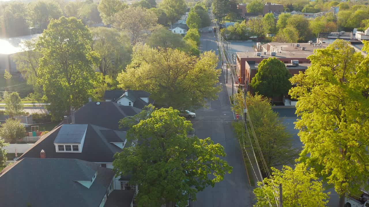 Ripresa aerea sopra una strada in una città residenziale negli USA