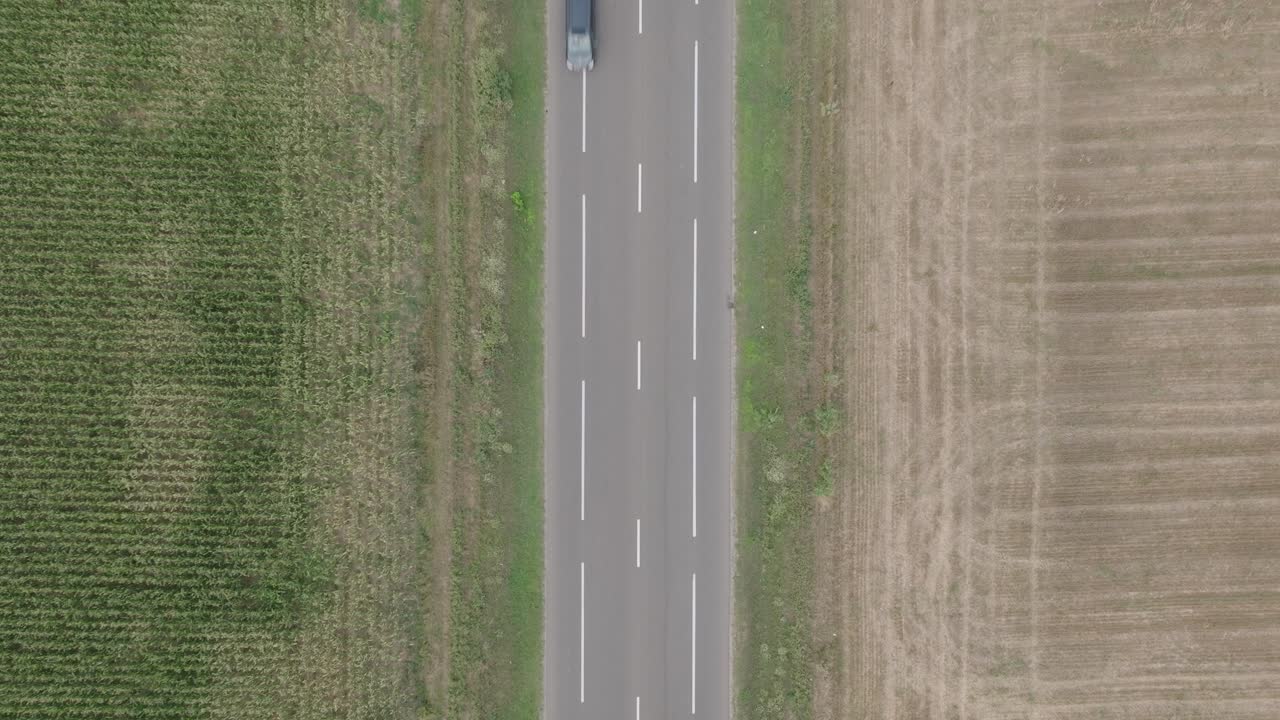 루마니아 도메스티 의 농장 들 사이 의 도로 에서 운전 하는 차량 - 공중 에서 위 아래 로
