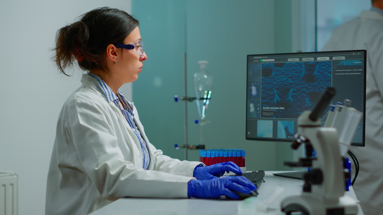 retrato de un científico cansado tratando de sonreír a la cámara