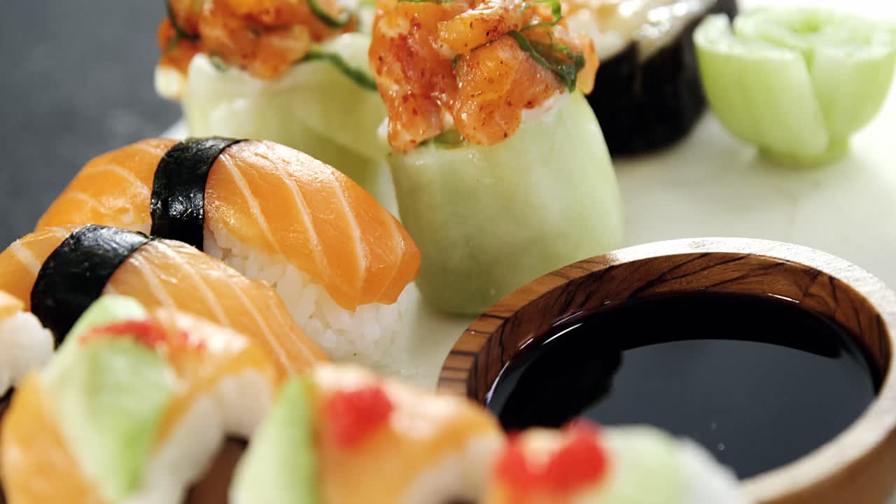 vários sushi em bandeja com molho