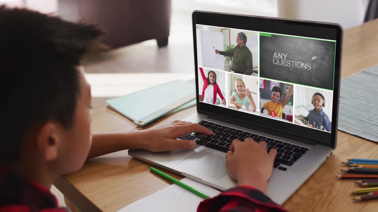 escolar que usa una computadora portátil para una lección en línea en casa, con un maestro y una clase diversos en la pantalla