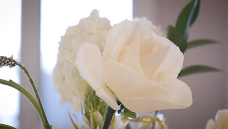 Hermosa-Flor-De-Boda-Sentada-En-La-Mesa