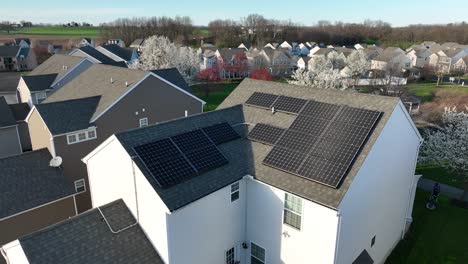 Unberührtes-Amerikanisches-Einfamilienhaus,-Dach-Mit-Sonnenkollektoren-Bedeckt
