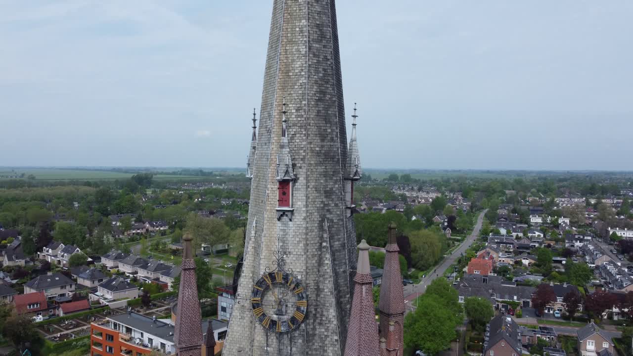 네덜란드 의 작은 마을 에 있는 교회 탑 의 공중 크레인  ⁇