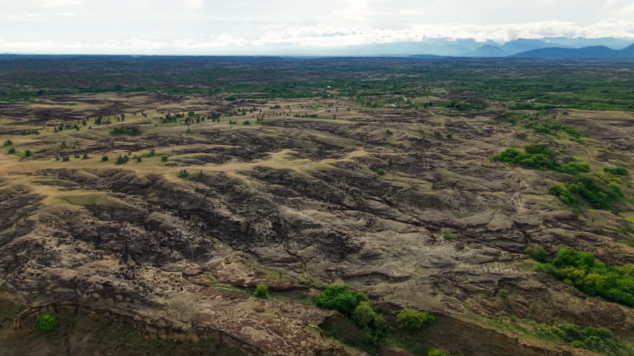 Pemandangan udara luas lanskap hutan tropis kering dan terjal di Gurun Tatacoa, Kolombia.