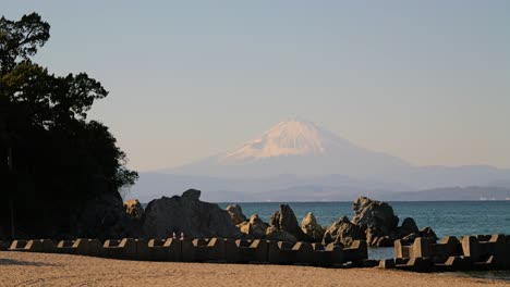 Mt.-Fuji-Mit-Schneekappe-In-Der-Ferne-Mit-Wellenbrechern-Am-Strand