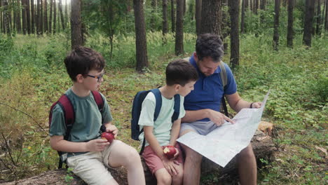 Kinder-Essen-Äpfel-Im-Wald