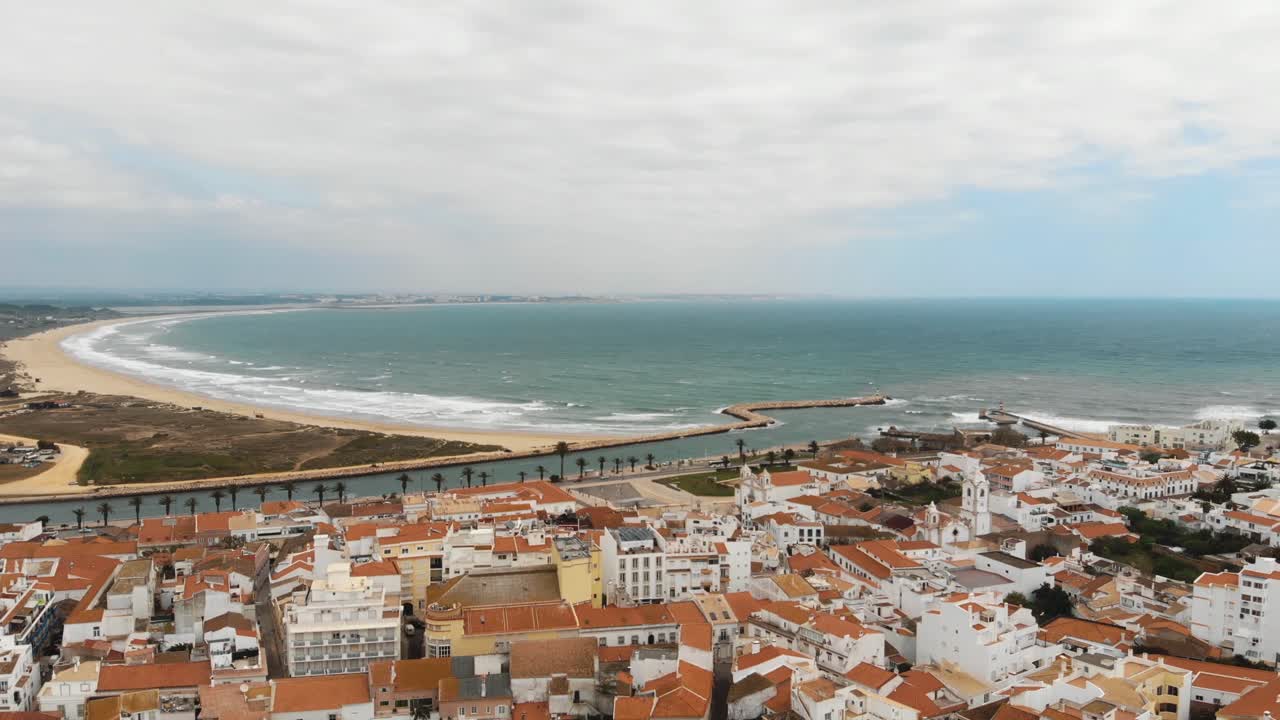 Paesaggio urbano di Lagos e spiaggia sabbiosa dell'Oceano Atlantico, Algarve
