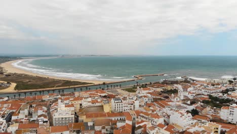 Paisaje-Urbano-De-Lagos-Y-Playa-De-Arena-Del-Océano-Atlántico,-Algarve