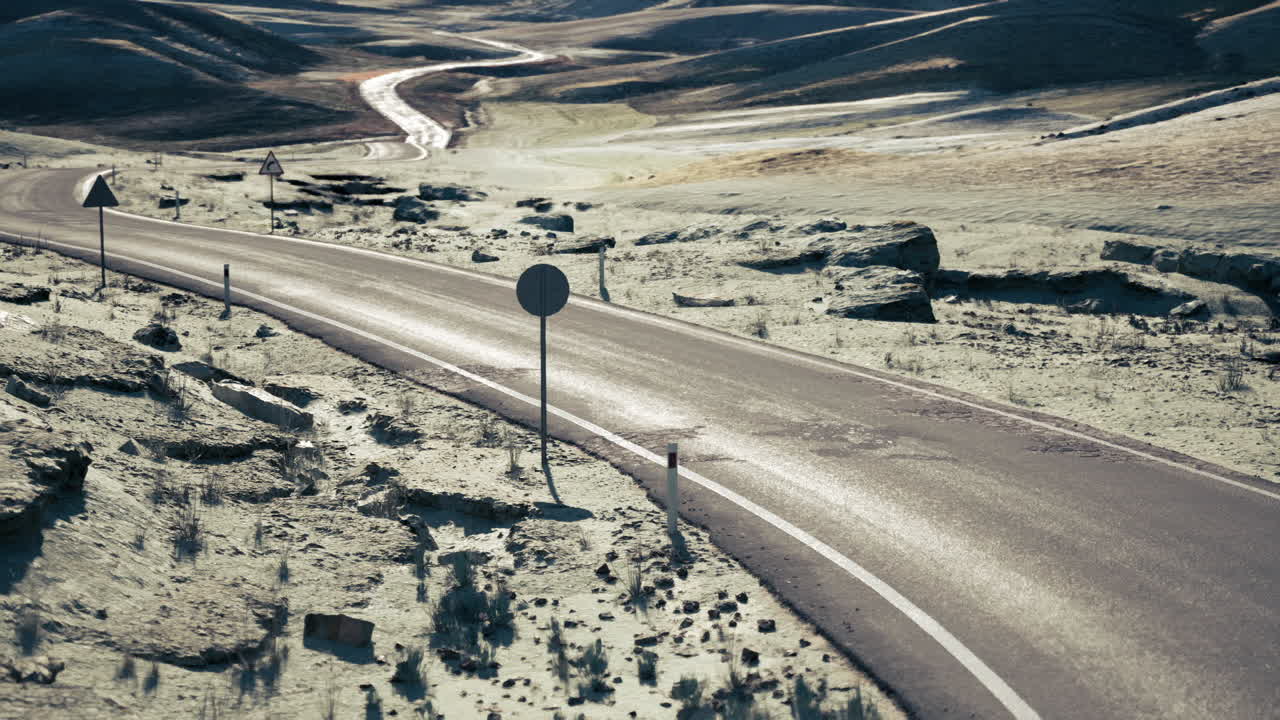 산 속 의  빈 시골 도로