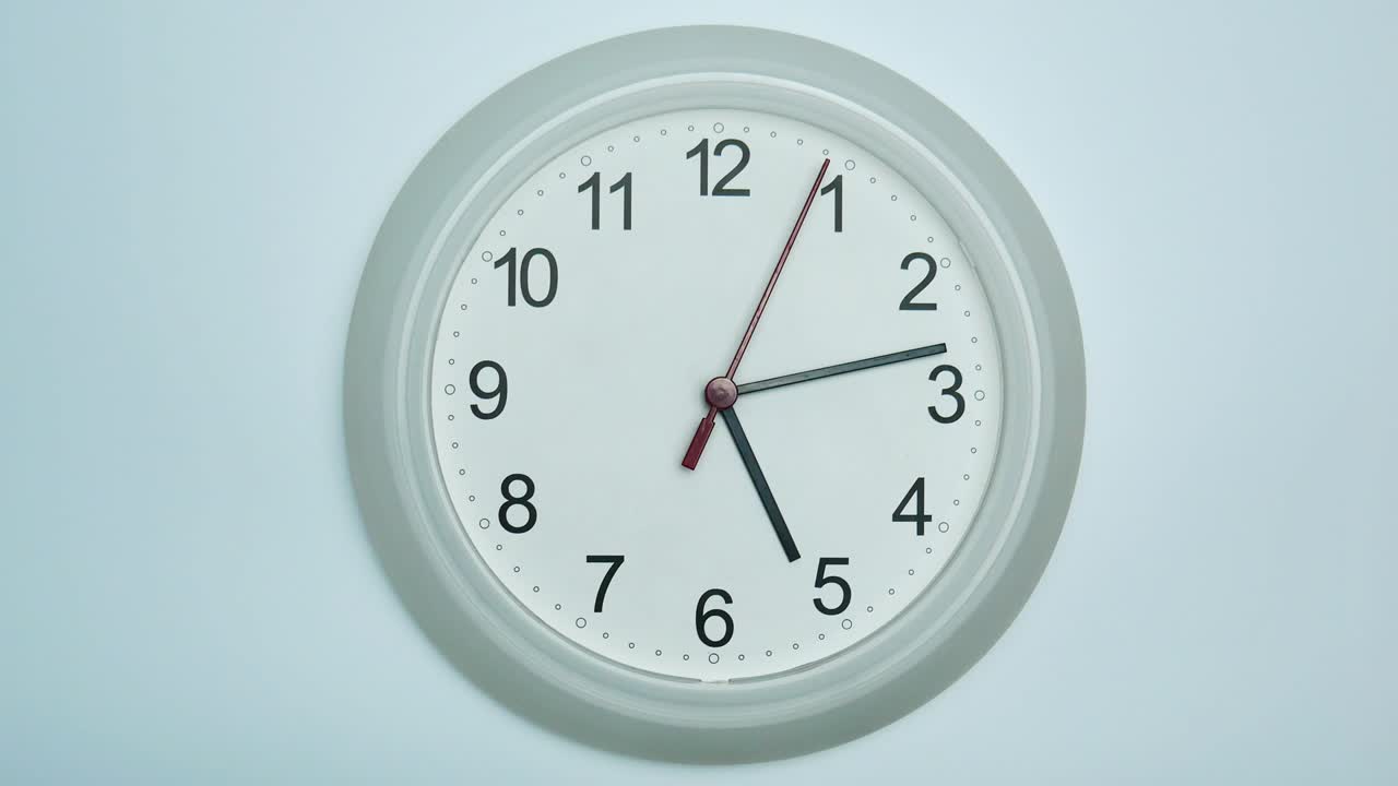 Orologio da parete bianco che segna le 5.