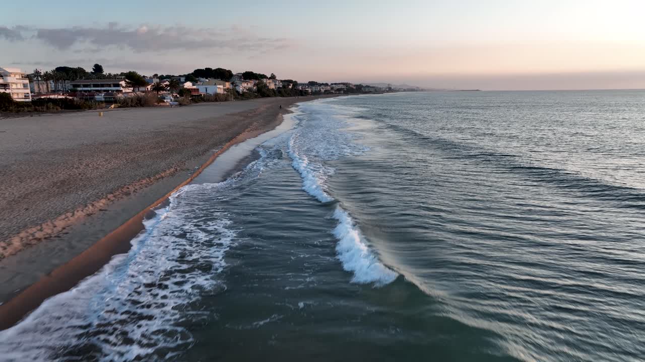 Una bellissima spiaggia di sabbia in Spagna ripresa da vicino all'acqua