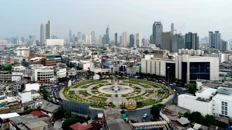 el lapso de tiempo de la rotonda de wongwian yai. vista aérea de los cruces de la carretera. las carreteras forman un círculo en la estructura de la arquitectura y el concepto de transporte tecnológico. ciudad urbana, centro de bangkok, tailandia.