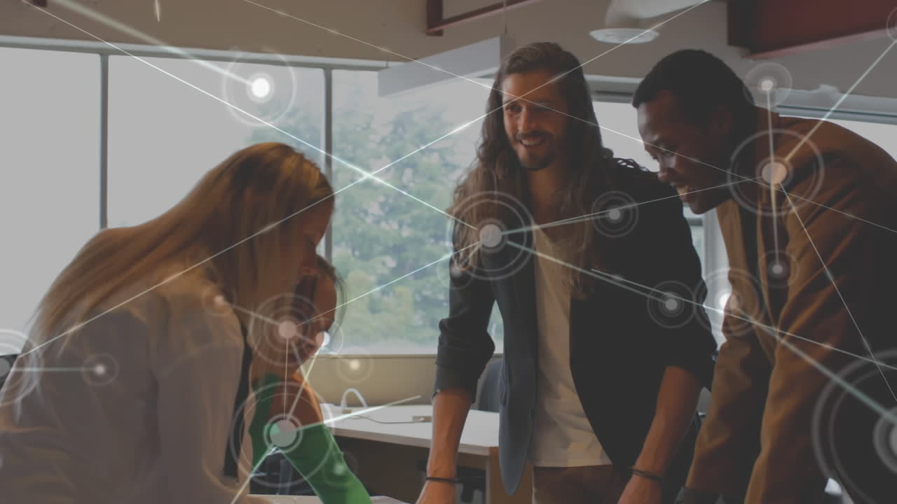 animación de puntos conectados sobre diversos compañeros de trabajo compartiendo ideas y analizando el plan en la oficina