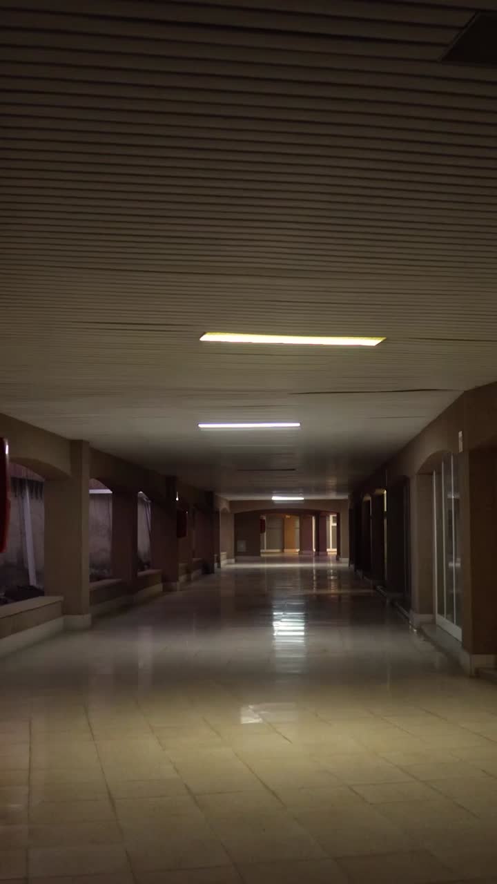 corredor vacío por la noche