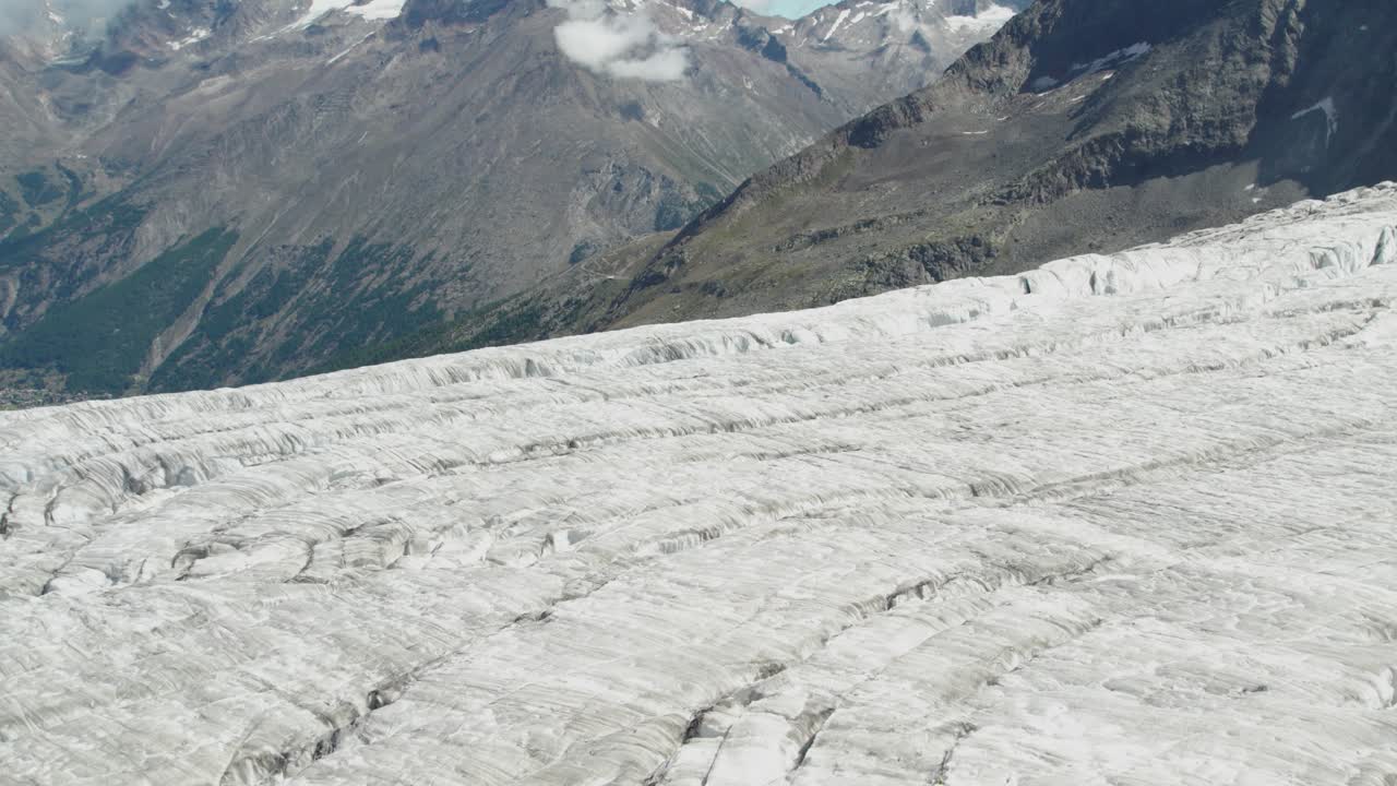 vuelo aéreo cercano sobre el glaciar de hielo con grietas y grietas profundas, concepto de fusión del glaciar del calentamiento global, sobrevuelo aéreo de allalingletscher suiza