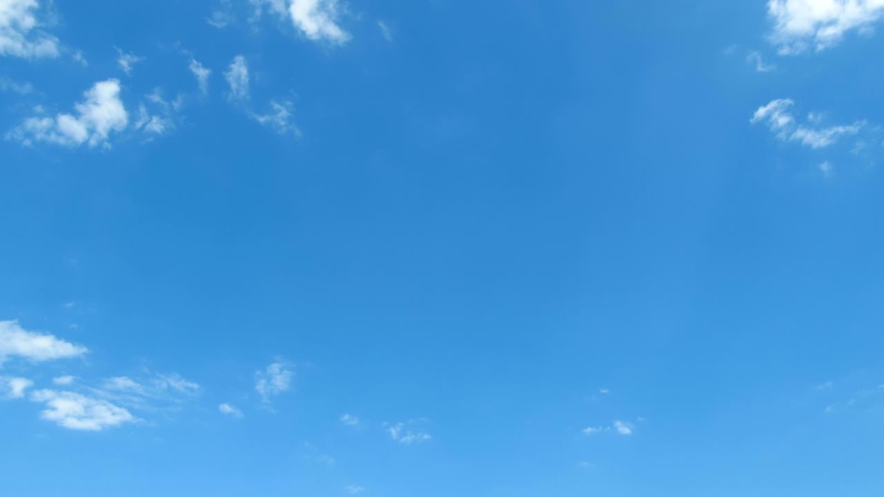 파란 하늘에서 구름이 움직이고 있습니다. 타임스