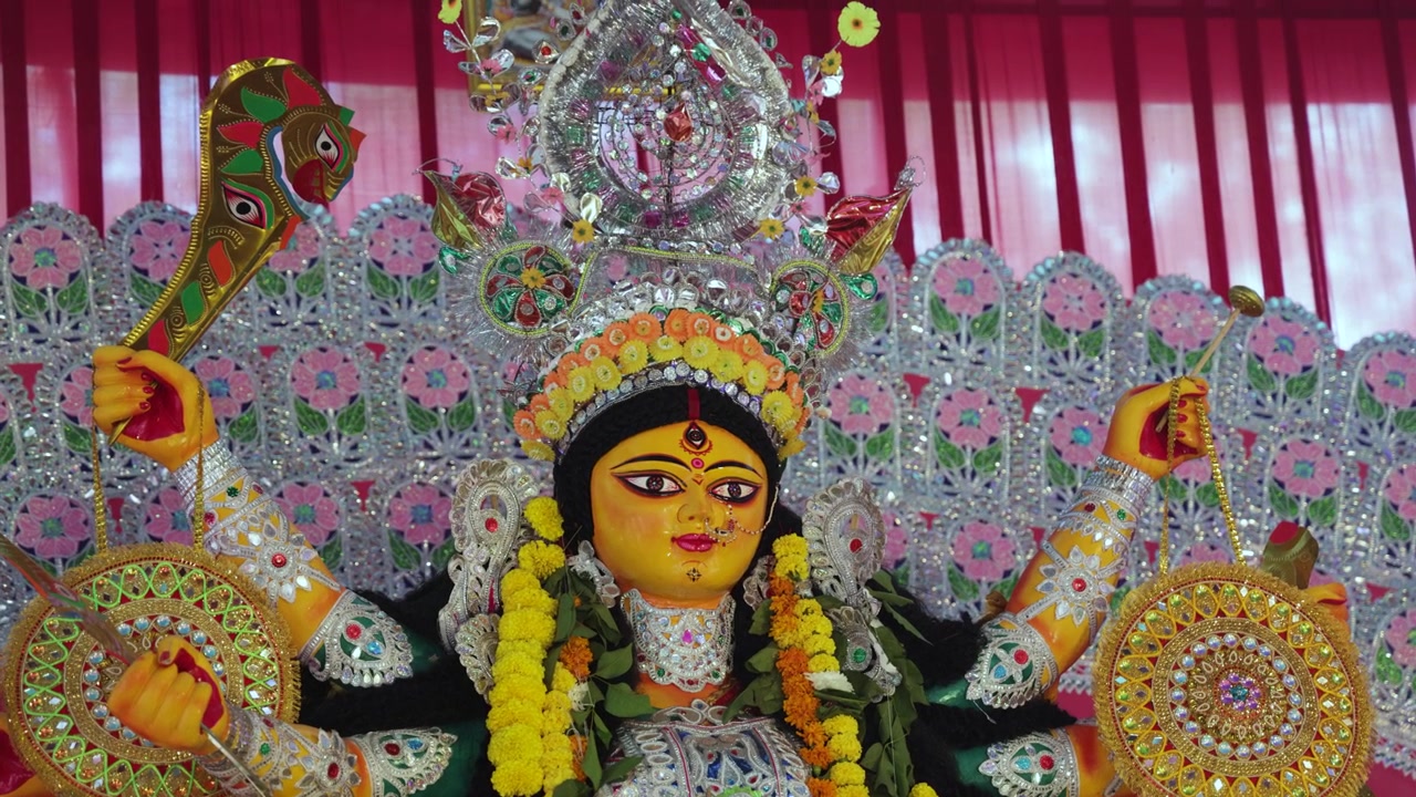Ídolo da Deusa Hindu Durga com Armas Tradicionais e Cenário Decorativo Elaborado no Dussehra.
