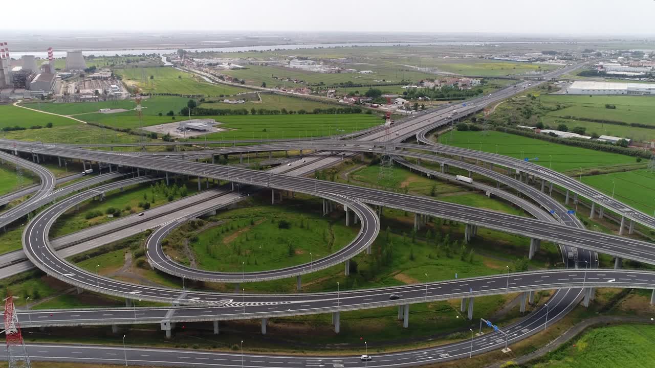 도로에서 움직이는 자동차와 도로 교통, 위에서 아래로 보이는, 자동차 교차로