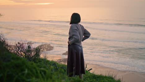 Modelo-Pensativo-Posando-A-Orillas-Del-Mar-Con-Un-Suéter-Acogedor.-Chica-Tranquila-Relajarse-Naturaleza-Nocturna.