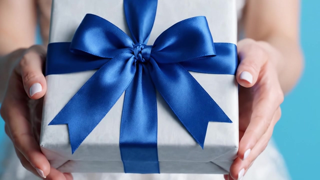 Un bellissimo regalo avvolto in un elegante nastro blu, che simboleggia celebrazione e gioia per occasioni speciali, pronto a deliziare il destinatario