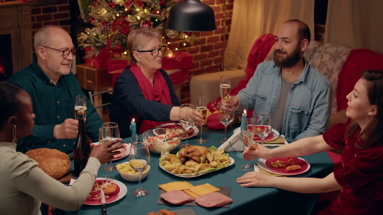 celebración de la cena de navidad en familia